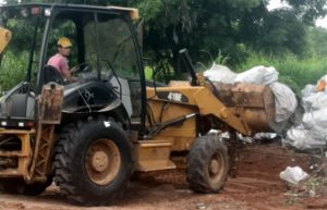 Após reportagem do Site Miséria, Semasp de Juazeiro realiza limpeza em terreno baldio