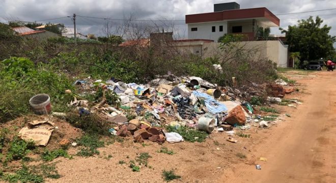População reclama de lixo e falta de pavimentação no Parque Granjeiro, em Crato