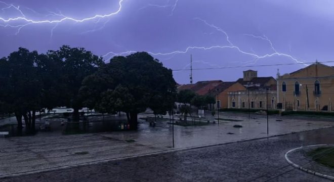 Mais de 64 mil raios são registrados no Ceará até a manhã desta sexta-feira, diz Enel