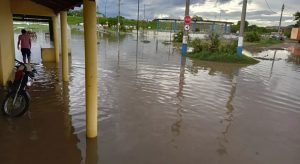 Chuva alaga ruas e praça e invade casas e comércios em Lavras da Mangabeira