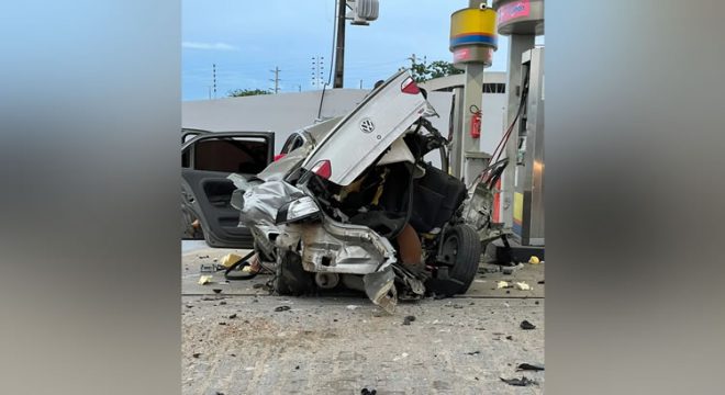 Cilindro de carro explode e destrói veículo em posto de combustíveis em Fortaleza