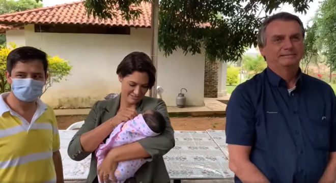 Bolsonaro recebe refugiados afegãos no Palácio da Alvorada