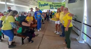 Apoiadores de Bolsonaro chegam com bolo de aniversário no Alvorada