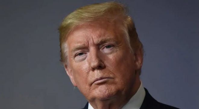 Avião que levava Donald Trump faz pouso de emergência, afirma imprensa dos EUA