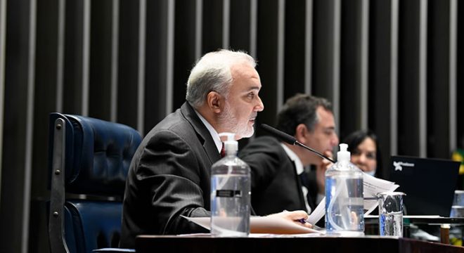 Para frear alta de combustíveis, Senado aprova mudança no ICMS