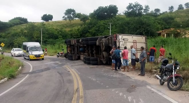 Carreta com carga de carne tomba no Cariri numa curva da CE-060 em Caririaçu