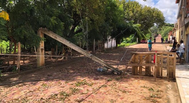 Forte chuva derruba poste e deixa comunidade sem energia no Crato