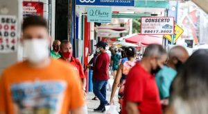 Flexibilização do uso de máscara em locais abertos no Ceará será discutida na próxima semana, diz Camilo