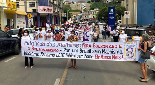 Em Crato, organizações da sociedade civil realizam manifestação em defesa da mulher