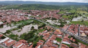 Chuva provoca rompimento de barragens, inunda ruas e força saída de moradores de casas em Várzea Alegre