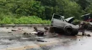 Acidente entre veículos deixa mortos e carro partido ao meio