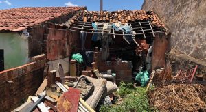 Após chuvas, parte de casa desaba e família pede ajuda em Barbalha