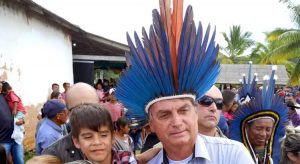 Ministro da Justiça concede medalha do mérito indigenista a Bolsonaro