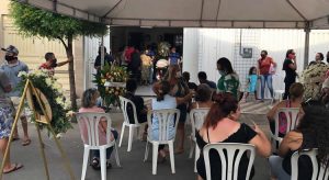 Familiares e amigos velam o corpo de Bebeto Vieira, em Juazeiro do Norte