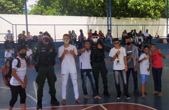 PM em Juazeiro estreita laços com alunos na ação do Grupo de Segurança Escolar