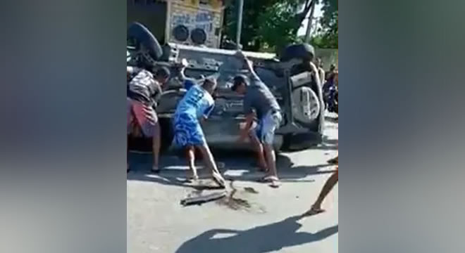 Motorista atropela motociclista, sofre tentativa de linchamento e fere com faca três pessoas