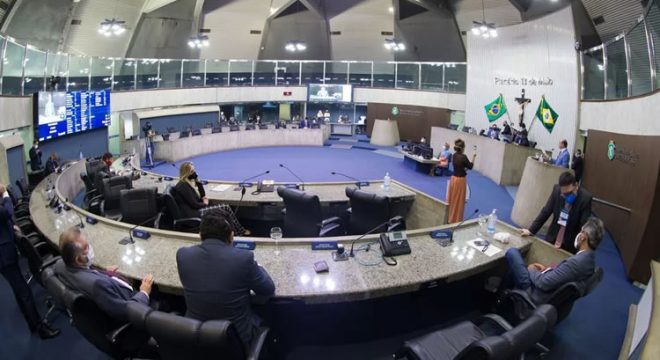 Pelo menos 30% dos deputados estaduais do Ceará trocam de partido em 2022