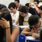 Estudantes realizando exame no Enem.