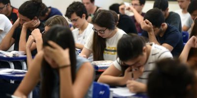 Estudantes realizando exame no Enem.