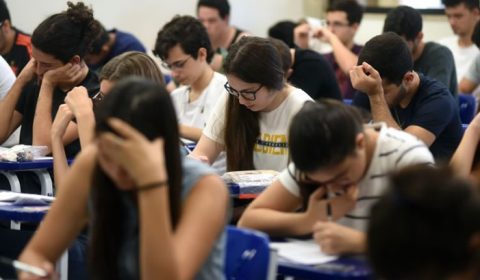 Estudantes realizando exame no Enem.