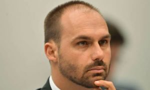 Avião com Eduardo Bolsonaro e oposicionistas arremete e muda rota