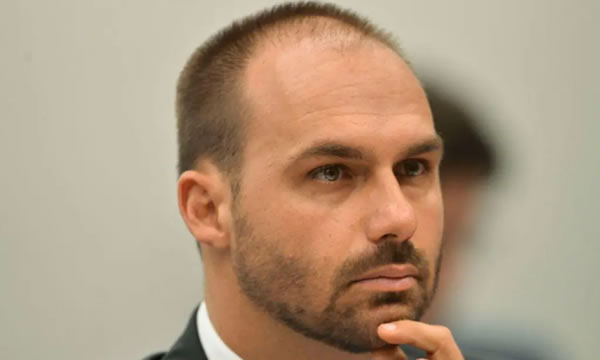 Avião com Eduardo Bolsonaro e oposicionistas arremete e muda rota