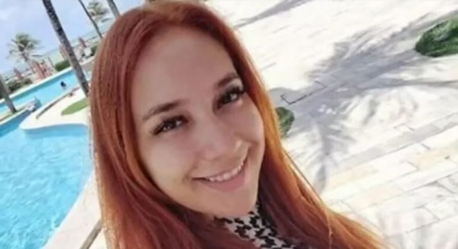 Empresária morre ao cair de moto ao tentar desviar de buraco em estrada no Ceará