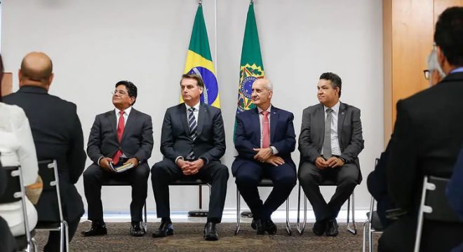 Encontros de Bolsonaro com pastores lobistas do MEC são colocados em sigilo
