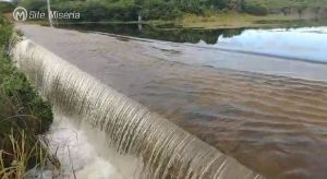 Açude Pau Preto sangra em Potengi