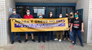 Em greve, servidores do INSS realizam manifestação em frente à sede da previdência social