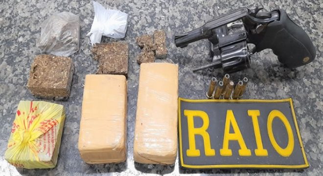 Garota de 15 anos em Crato guardava mais de meio quilo de maconha e um revólver