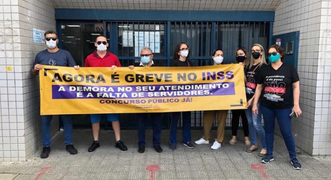 Em greve, servidores do INSS realizam manifestação em frente à sede da previdência social