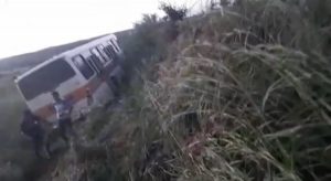 Ônibus com estudantes derrapa e cai em ribanceira de rodovia em Potengi