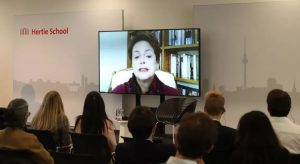 Bolsonaro é 'ovo da serpente' chocado no impeachment, diz Dilma