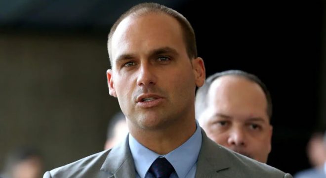 Eduardo Bolsonaro debocha de tortura sofrida por Miriam Leitão