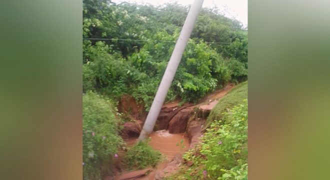 Há dois dias, poste está com risco de queda no bairro Campo Alegre, em Juazeiro do Norte