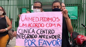 Familiares de crianças autistas protestam contra mudança em tratamento realizada pela Unimed