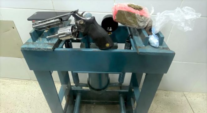 Quarteto preso em Juazeiro com prensa para triturar drogas e bastante “erva” pro serviço