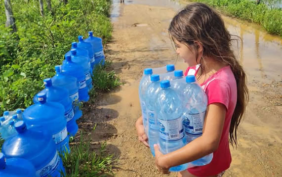 Campanha solidária arrecada água e alimentos para vítimas das enchentes em Canindezinho