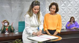 Idealizadora do Programa Mais Infância Ceará, Onélia Santana toma posse como titular da SPS