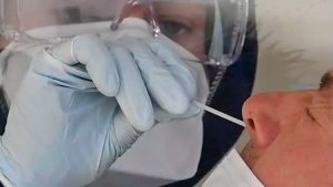 Mulher tem revestimento do cérebro perfurado em teste com cotonete para Covid-19