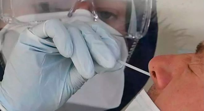 Mulher tem revestimento do cérebro perfurado em teste com cotonete para Covid-19