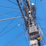 Poste com fios de internet em Juazeiro do Norte.