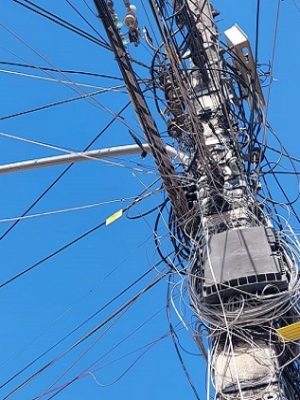 Poste com fios de internet em Juazeiro do Norte.