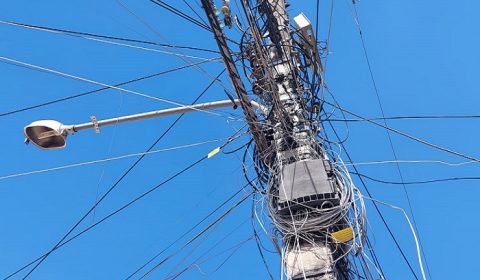 Poste com fios de internet em Juazeiro do Norte.