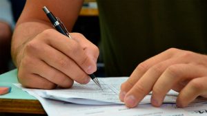 Pessoa respondendo prova.