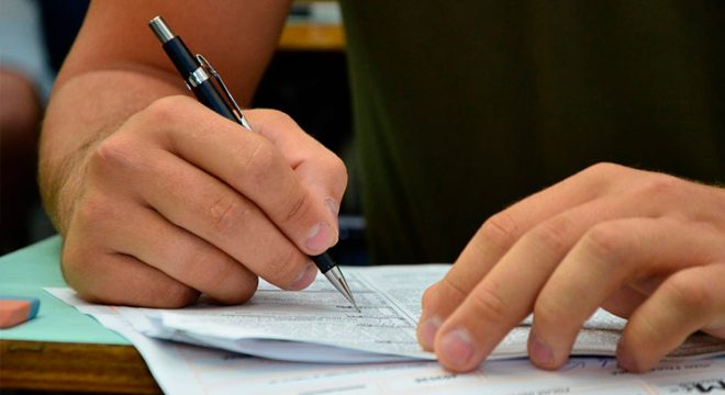 Pessoa respondendo prova.