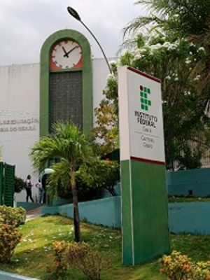 fachada de um campus do ifce