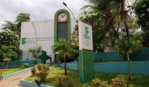fachada de um campus do ifce