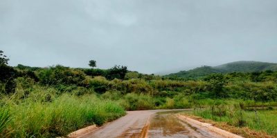 Chuva em estrada no Cariri